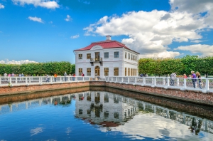 Marly_palace_in_the_Lower_Park_of_Peterhof_01.jpg